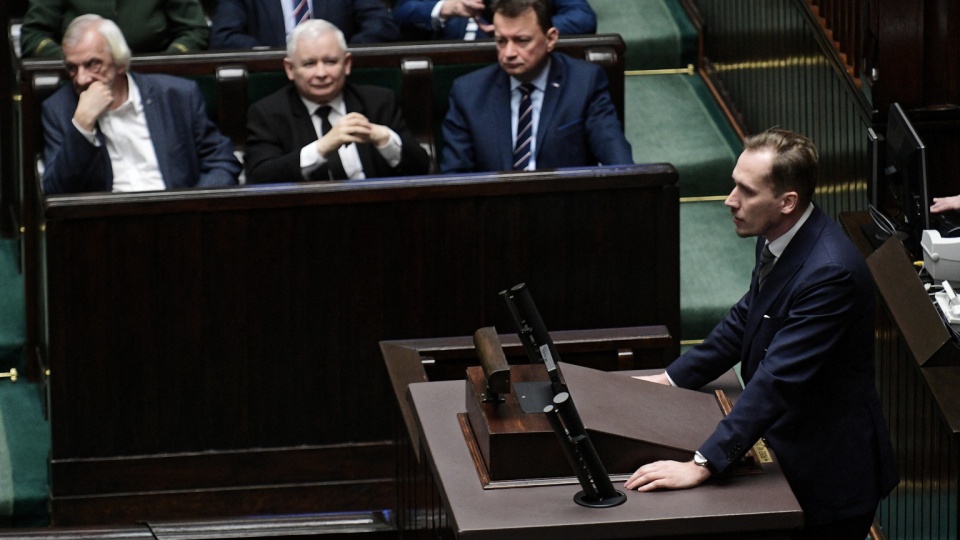 Poseł Konfederacji Konrad Berkowicz na sejmowej mównicy. Fot. PAP/Marcin Obara