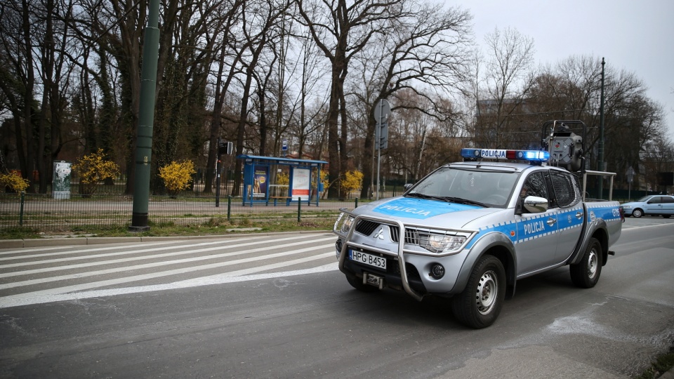 Policja kontroluje teren przy zamkniętym parku Jordana w Krakowie. Fot. PAP/Łukasz Gągulski