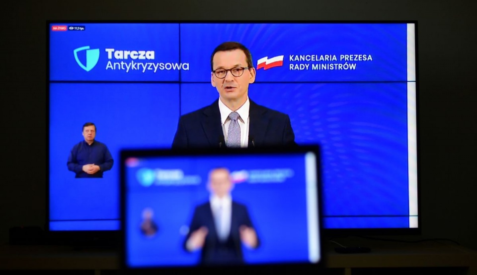 Premier Mateusz Morawiecki podczas transmisji konferencji prasowej/fot. Marcin Obara, PAP