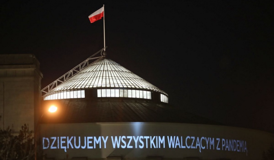 Napis "Dziękujemy wszystkim walczącym z pandemią" na budynku Sejmu/fot. Wojciech Olkuśnik, PAP