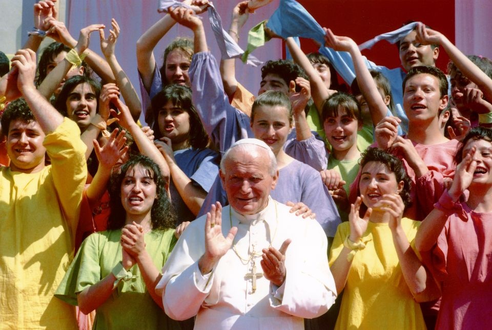 Jan Paweł II z młodymi/fot. Arturo Mari, materiały Fundacji „Wiatrak"