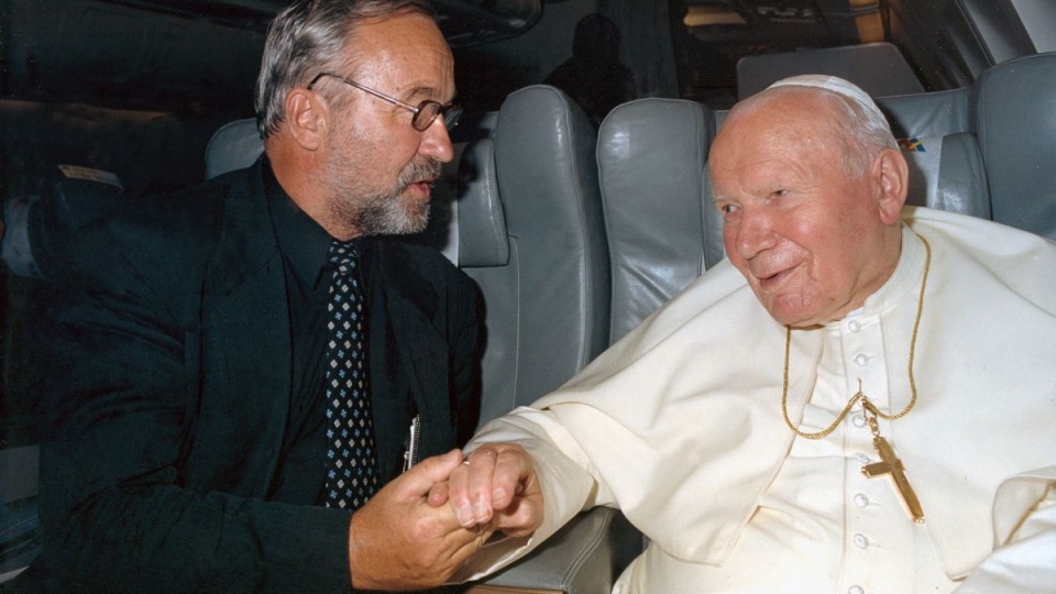 Papież Jan Paweł II i Adam Bujak podczas lotu z Armenii do Rzymu/fot. Arturo Mari