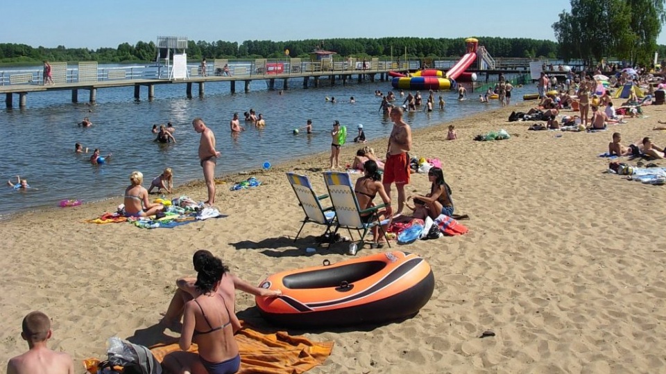 Plaża w Chmielnikach nad Jeziorem Jezuickim. Fot. Wikipedia/Pit1233