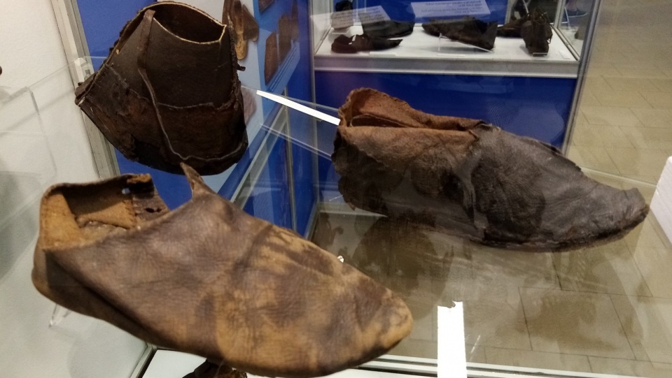 W jakich butach chodzono 800, 500 i 200 lat temu zobaczyć można się na wystawie „Każdy krok zostawia ślad” w Biskupinie. Fot. Tomasz Gronet