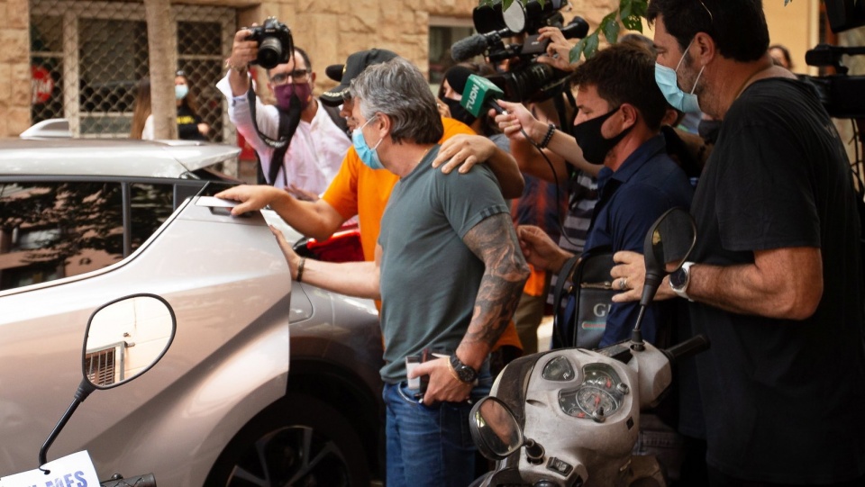 Reprezentujący piłkarza, prywatnie ojciec, Jorge Horacio Messi wychodzi z restauracji w Barcelonie. Fot. PAP/EPA