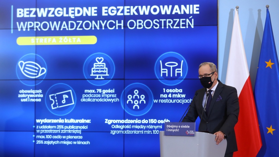 Minister zdrowia Adam Niedzielski podczas konferencji prasowej po zakończeniu posiedzenia Rządowego Zespołu Zarządzania Kryzysowego w Warszawie. Fot PAP/Rafał Guz
