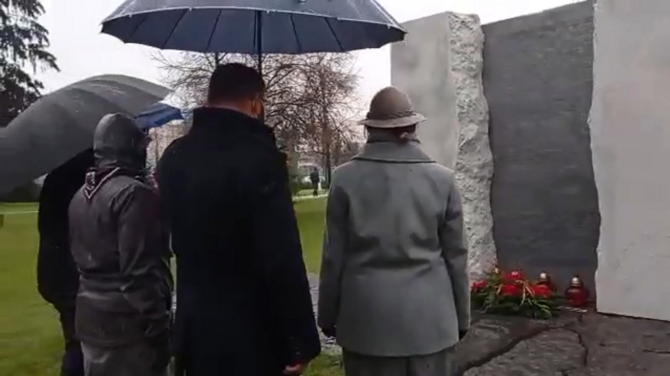 Przy pomniku Pamięci Ofiar Zbrodni Pomorskiej 1939 wspominano osoby zamordowane w początkach wojny na naszych terenach. Fot. Zrzut ekranu