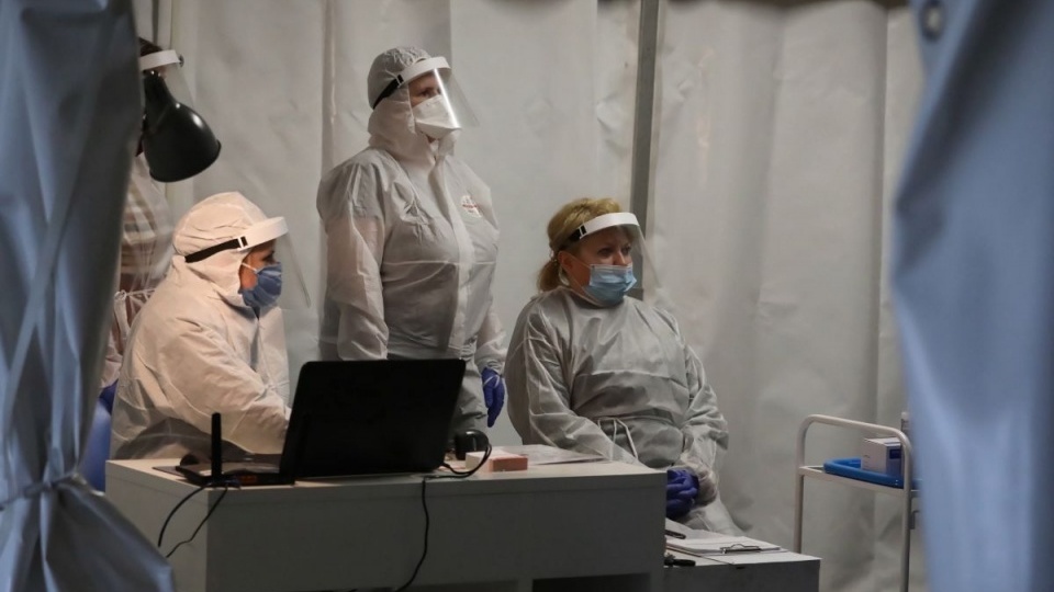 Badania laboratoryjne potwierdziły zakażenie koronawirusem u kolejnych 12 361 osób, zmarło 472 chorych – podało w środę Ministerstwo Zdrowia. Fot. Archiwum PAP/Tomasz Gzell