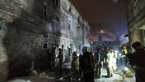 Pożar w kamienicy przy ulicy Wybickiego w Grudziądzu. Nie żyją dwie osoby, to kobieta i mężczyzna. Fot. PSP w Grudziądzu