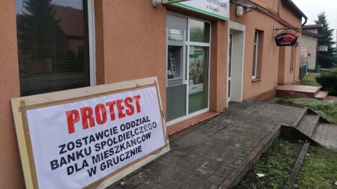 Mieszkańcy Gruczna koło Świecia nie chcą zamknięcia małego oddziału Banku Spółdzielczego. Fot. Marcin Doliński