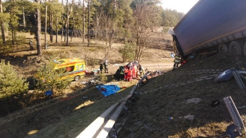 W piątek (05.03.) rano, na krajowej dziesiątce w miejscowości Glinki zderzyły się dwa auta osobowe i ciężarówka. /fot. materiały policji