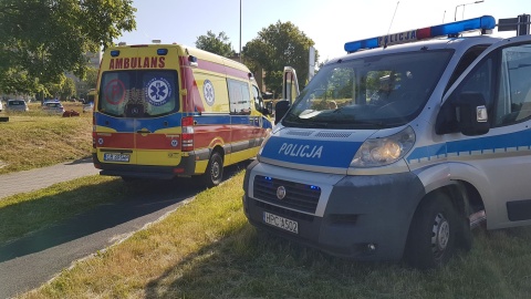 W wyniku kolizji dwóch samochodów osobowych, jeden z nich zjechał na chodnik, uderzył w dwoje pieszych i zatrzymał się na pasie zieleni. Fot. Bydgoszcz998