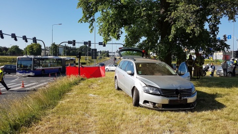 W wyniku kolizji dwóch samochodów osobowych, jeden z nich zjechał na chodnik, uderzył w dwoje pieszych i zatrzymał się na pasie zieleni. Fot. Bydgoszcz998