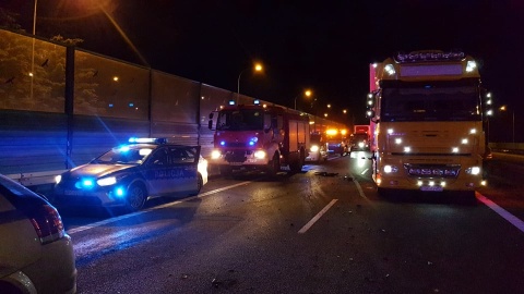 W nocy kilkanaście minut po godzinie 23, na numer alarmowy wpłynęło zgłoszenie o wypadku dwóch samochodów osobowych na drodze S10 na wysokości Zielonki.