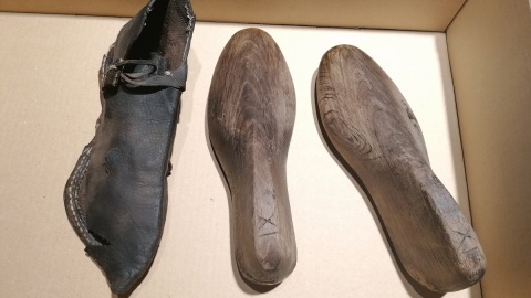 Ekspozycja „Każdy krok zostawia ślad" prezentuje historyczne obuwie ze zbiorów Muzeum Archeologicznego w Gdańsku/fot. Iwona Muszytowska-Rzeszotek