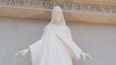 Ktoś urwał część prawej dłoni figury Chrystusa, znajdującej się w centrum monumentu, nadłamano też lewą rękę/fot. mg