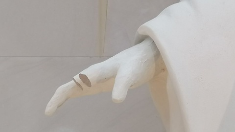 Ktoś urwał część prawej dłoni figury Chrystusa, znajdującej się w centrum monumentu, nadłamano też lewą rękę/fot. mg
