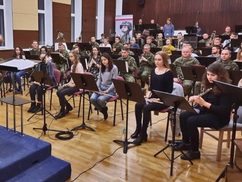 Droga do wojska w hiszpańskim rytmie. Orkiestra wojskowa bez sztampy