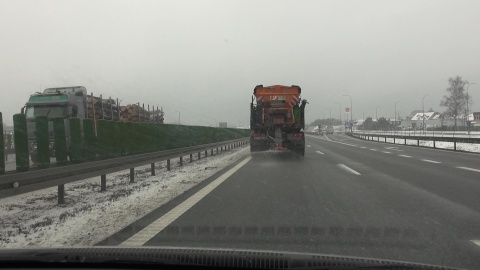 Śnieg jeszcze spadnie, ale opady będą mniejsze niż w czwartek [wideo]