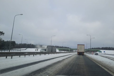 Wiatr przenosi śnieg z pól na drogi. Ślisko, ale trasy w regionie przejezdne