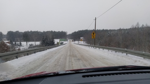 Jest zima, to musi być śnieg i lód na drodze [wideo]