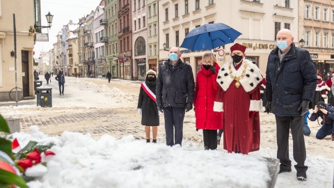 Kwiaty pod pomnikiem Kopernika, a uroczystości w Internecie. Święto UMK w Toruniu