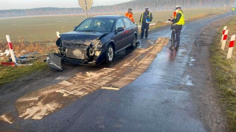 Opel Vectra uderzył w pociąg na przejeździe kolejowym w Wudzynie