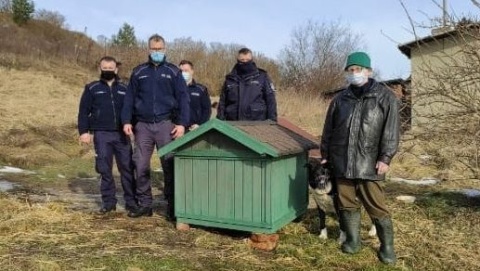 Pies potrzebował porządnej budy. Pomogli dzielnicowi z komisariatu w Fordonie [zdjęcia]