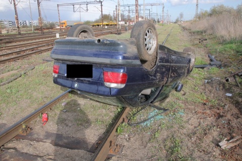 BMW dachowało na torach. Jechało nim dwóch 16-latków, po wypadku uciekli