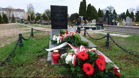 Toruńska lewica uczciła Święto Pracy złożeniem kwiatów na grobie Juliana Nowickiego