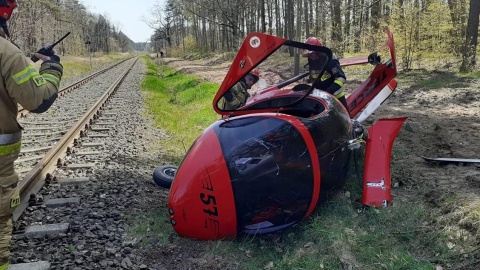 Wiatrakowiec spadł na tory w Toruniu: zbadają, jak doszło do wypadku