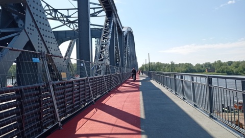 Rysy na nowym moście. Jest niebezpiecznie Drogowcy: To ciągle plac budowy