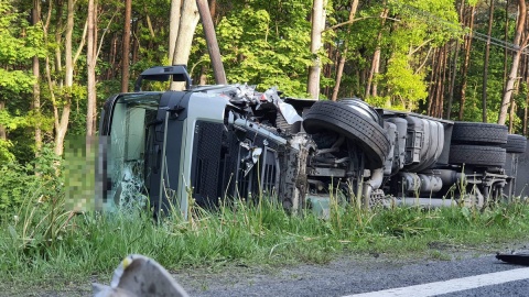 Cysterna z paliwem przewróciła się, kierowca osobówki był uwięziony w aucie