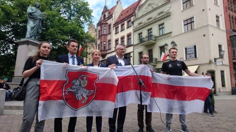 Manifestujący krytykowali policję. Policja powołała się na przepisy