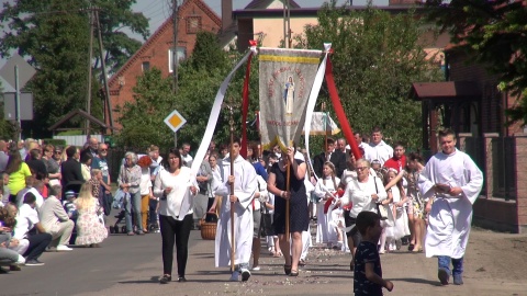 Procesje Bożego Ciała raz w roku idą ulicami miast i wsi [zdjęcia, wideo]