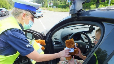 Kontrola z maskotką dla dzieci czyli policjanci obchodzą dzień św. Krzysztofa [zdjęcia]