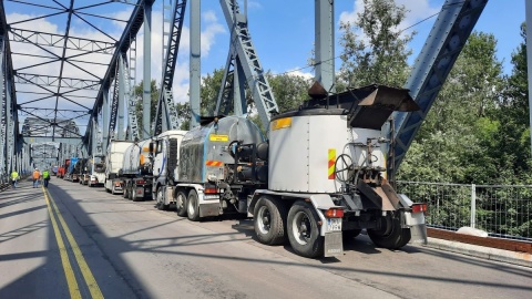 Wylali asfalt na toruńskim moście. Będzie trwały jak beton [wideo, zdjęcia]