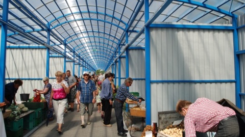 Zadaszone, oświetlone, z dostępem do parkingów. Nowoczesne targowiska w regionie