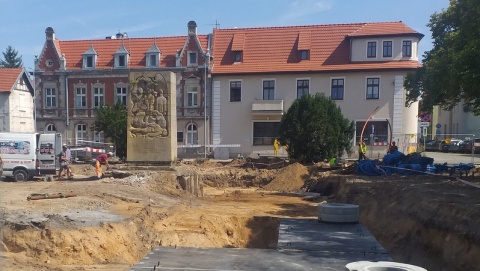 Pomnik na rynku będzie przesunięty. A pod rynkiem archeolodzy znaleźli...