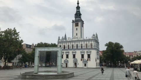 Skandal w Chełmnie Narwaniec głową dziecka rozbił szybę w samochodzie