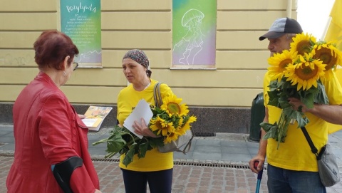 Robią bułki dla bezdomnych, zbierają dary dla rodzin. Można się dorzucić