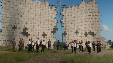 Lokalni bohaterowie i tekst noblistki. Niezwykły utwór Orkiestry Wojskowej [wideo]