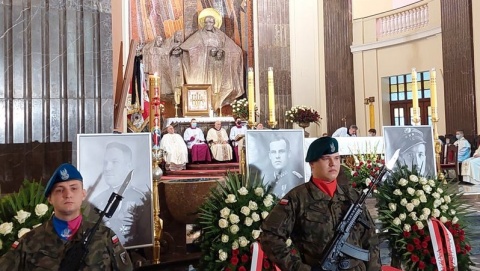 Niewinnie zamordowani, groby odkryto po latach. Pogrzeb Żołnierzy Wyklętych [zdjęcia, relacje]