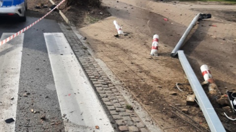 Odurzony uciekał przed policjantami. Rozbił się na sygnalizatorze świetlnym