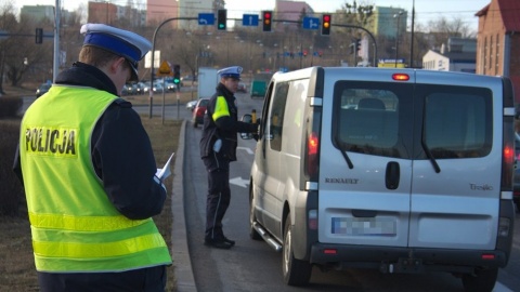 Areszt dla kobiety, która przewoziła w busie 42 migrantów. Zatrzymano ją pod Toruniem