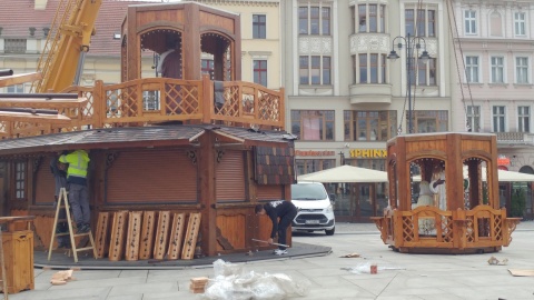 Świąteczne zakupy i wesołe miasteczko. Rozstawiają kramy na jarmark [wideo]