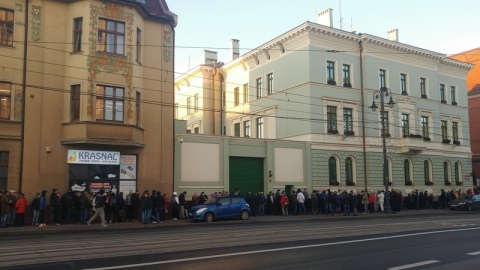 Kolejka na pół ulicy Jest nawet komitet kolejkowy Co chcą zdobyć [zdjęcia]