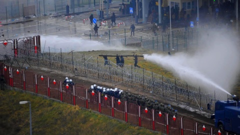 Szturm migrantów na polską granicę. Policja użyła armatek wodnych