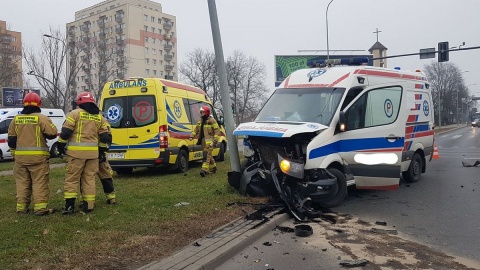 Karetka na sygnale zderzyła się z samochodem osobowym na rondzie Fordońskim