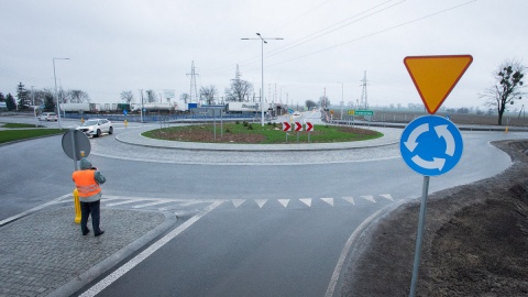 Zbudowali skrzyżowanie i ścieżkę rowerową. Kobylniki mają nowe rondo